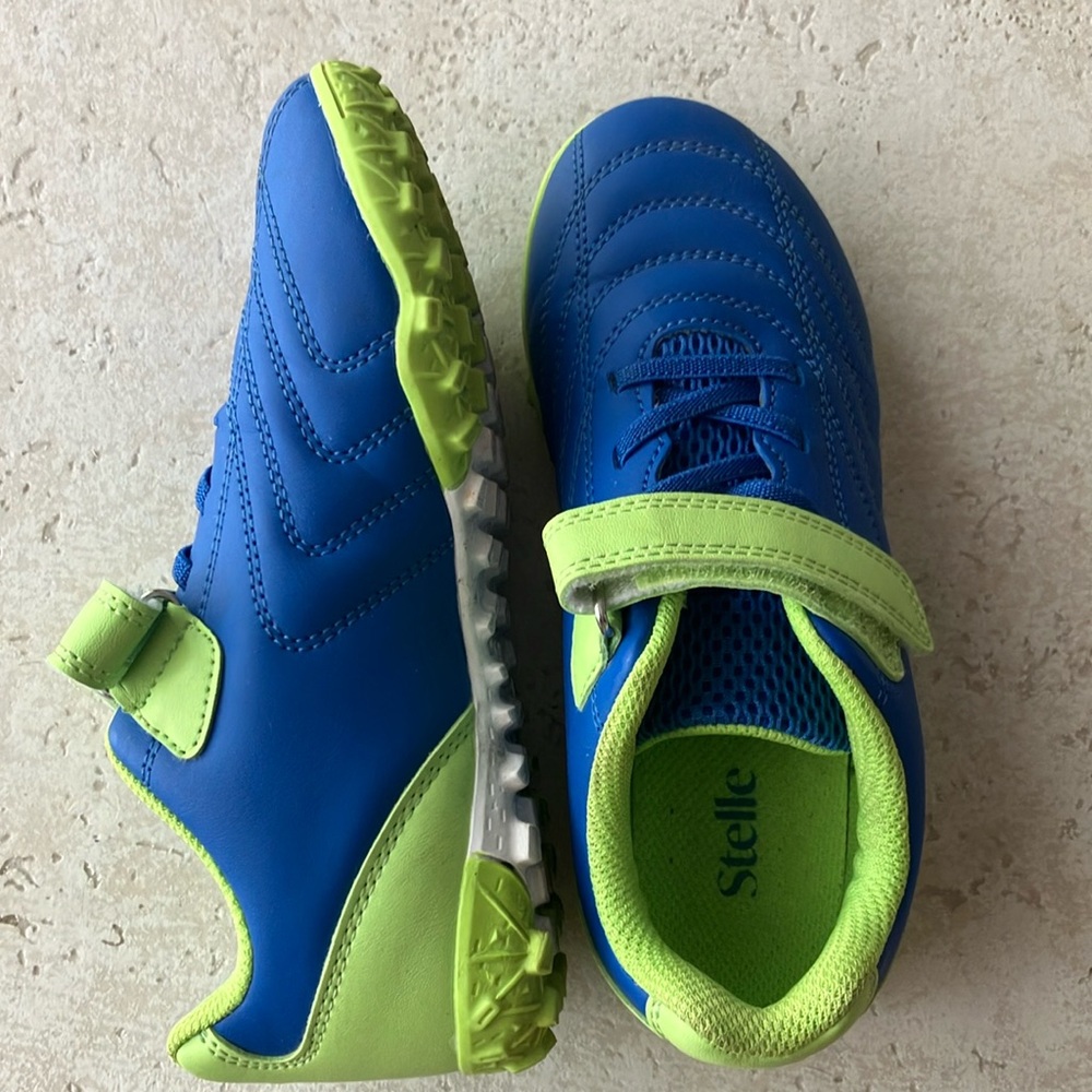 Stelle Velcro Strap Kids Soccer Cleats LIKE NEW